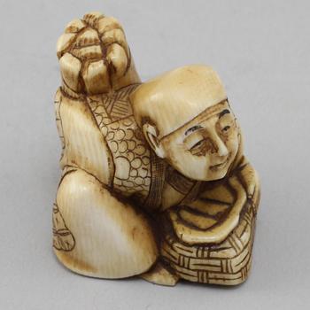 NETSUKE, ben, Japan, signerad, 1900-talets första hälft.