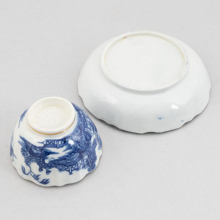 Four pieces of Chinese porcelain, Qing dynasty, 18th-19th century.