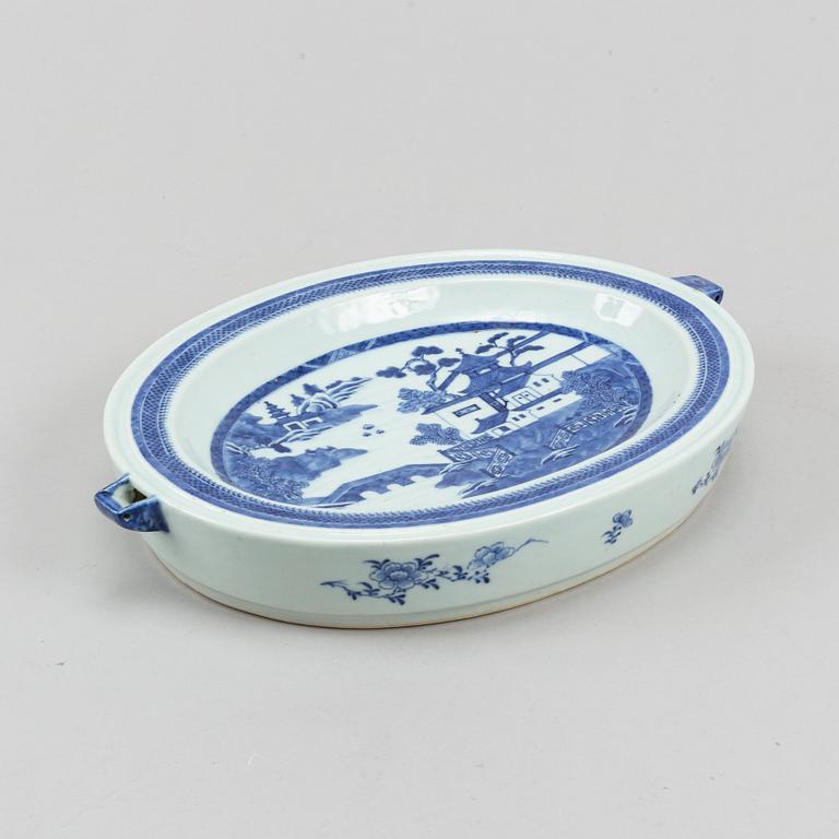A blue and white hot water dish, Qing dynasty, 19th century.