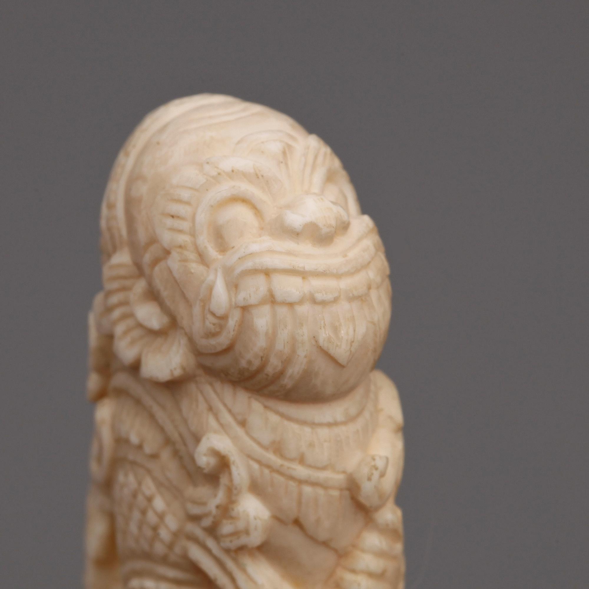 FIGURIN samt KNIVSKAFT, ben, Kina, sekelskiftet 1900.