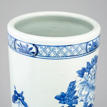 A large blue and white floor vase, Qing dynasty, late 19th/early 20th century.