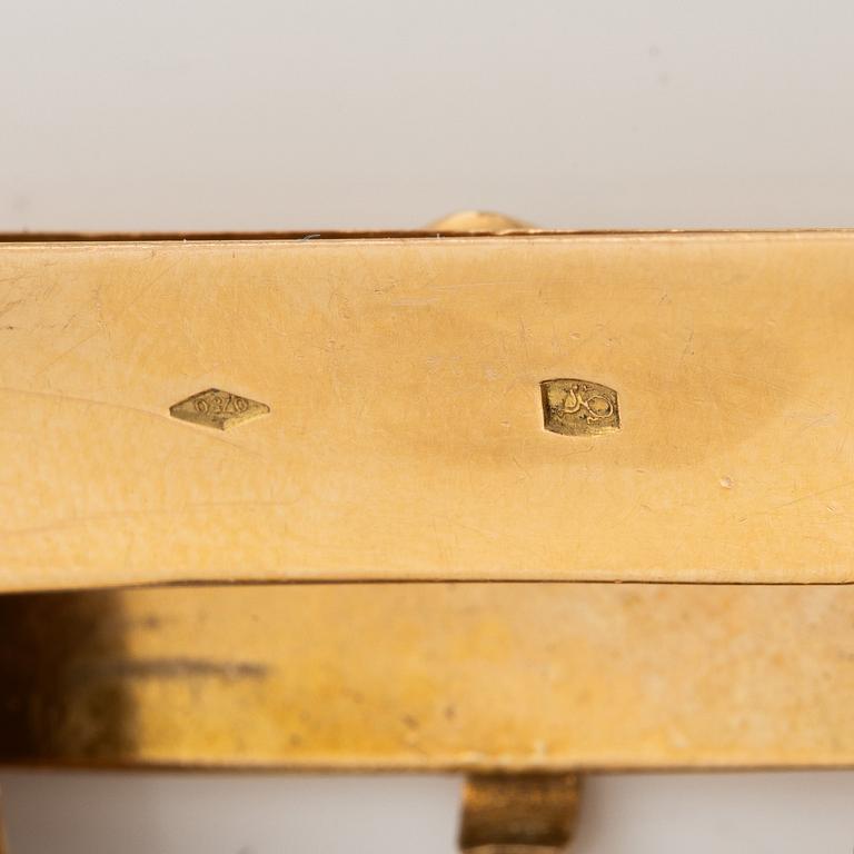 A bracelet 18K gold in the form of a belt.