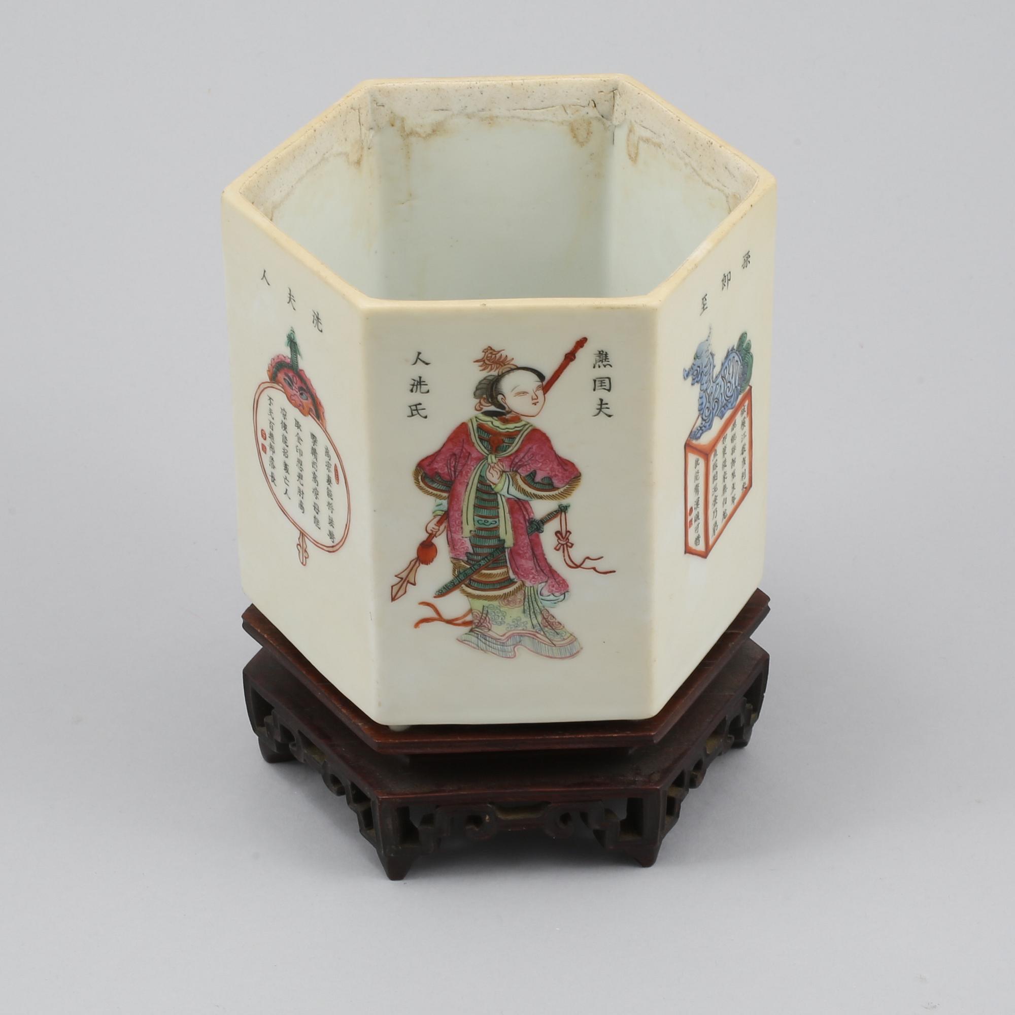 PENSELSTÄLL, porslin. Qingdynastin, 1800-tal.