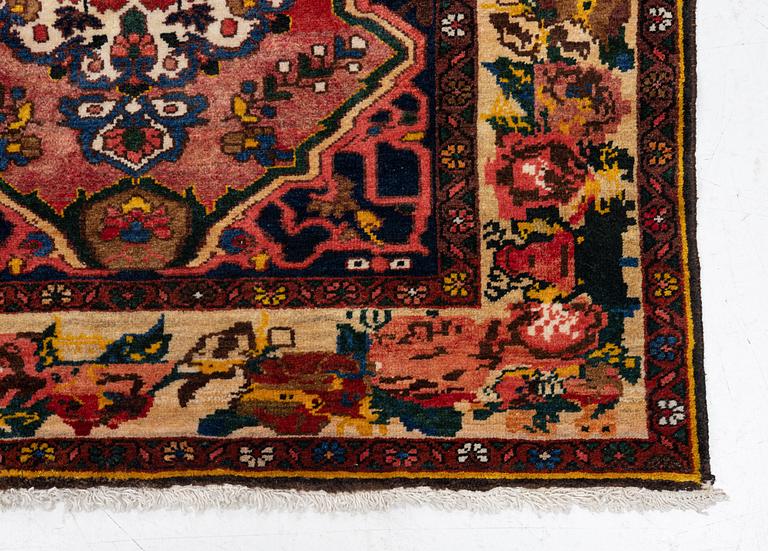 A Chahar Mahal Va Bakhtiari carpet, semiantik, c. 310 x 222 cm.