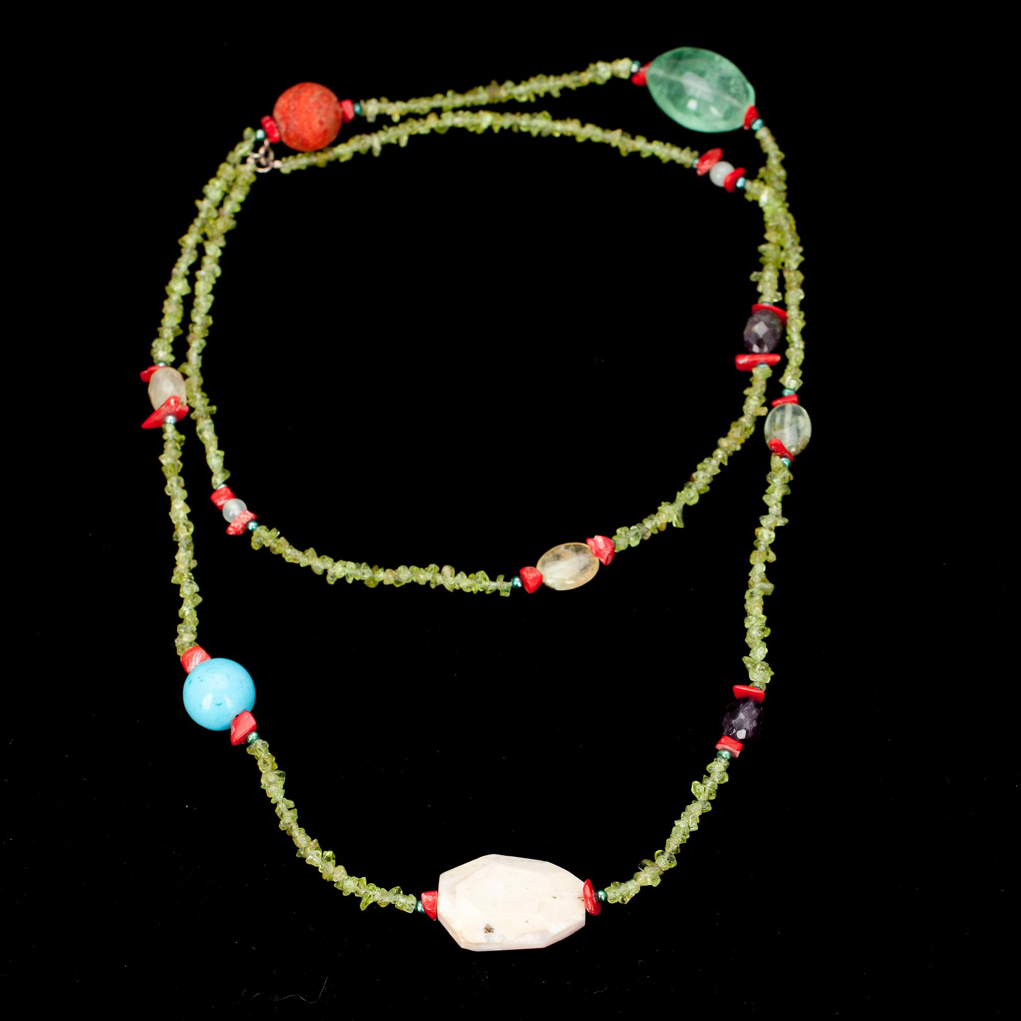 HALSBAND, grön jaspis och naturliga stenar, modern tillverkning.