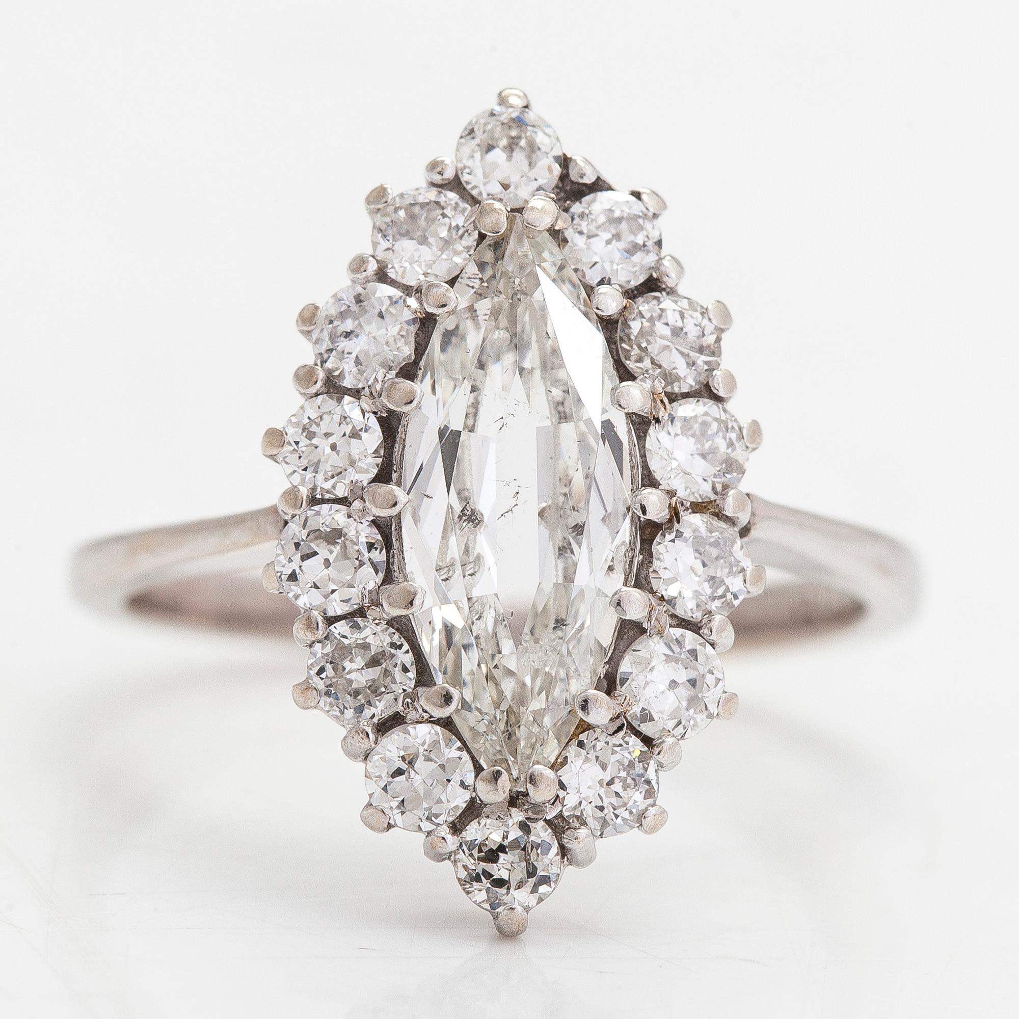 An 18K white gold ring with a central marquise-cut diamond ca. 1.40 ct and  brilliant-cut diamonds ca. 0.70 ct in total.