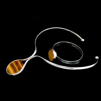 COLLIER samt ARMRING, sterlingsilver och slipat tigeröga, Per Dåvik för Alton, Falköping, 1975. Vikt 72 g.