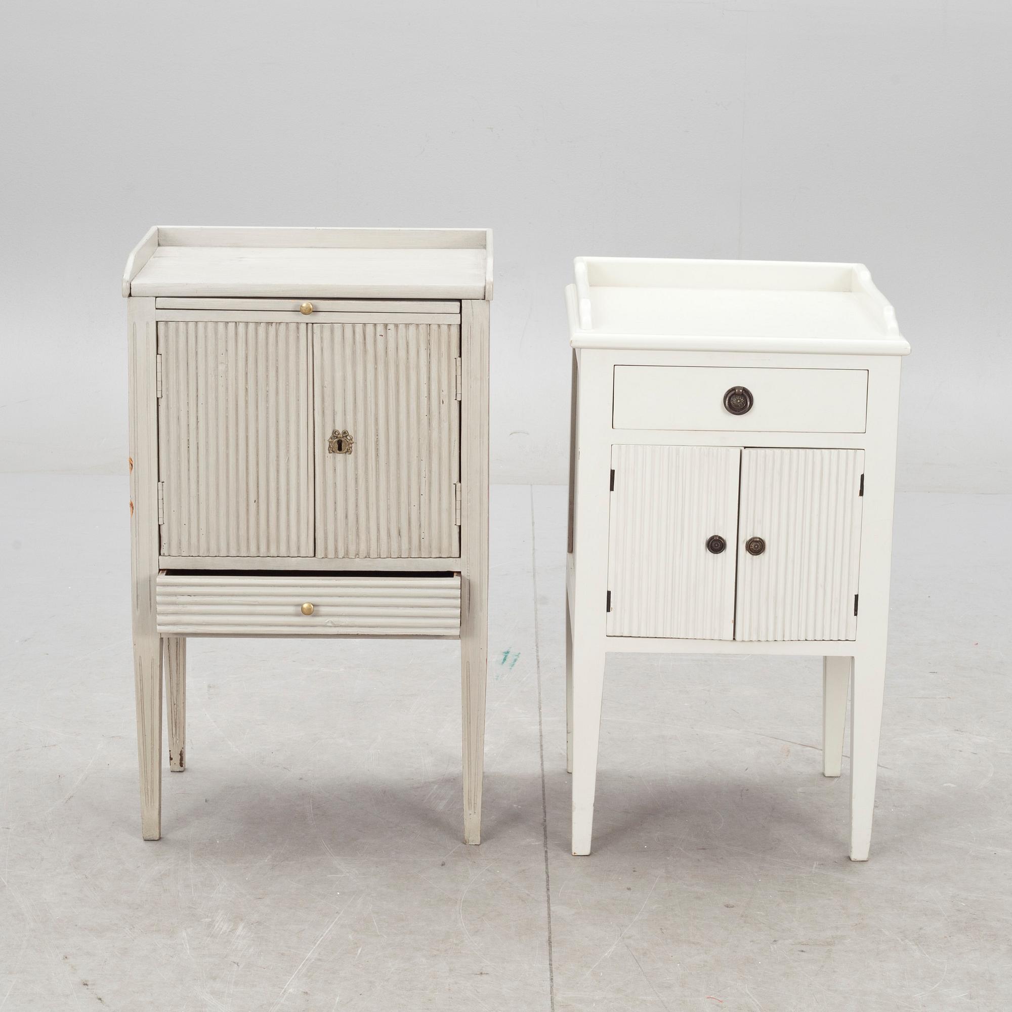 POTTSKÅP, 2 st. Gustaviansk stil, 1900-tal.