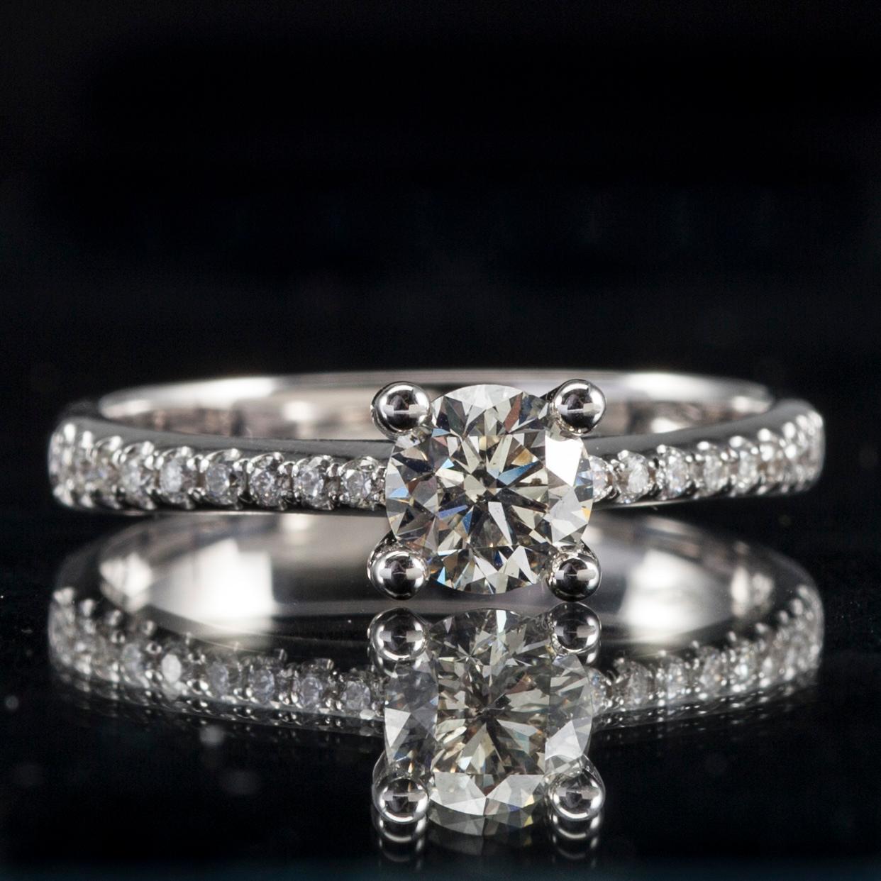 RING, 18K vitguld, diamanter tot. 0,75 ct. Vikt 3,0 g.