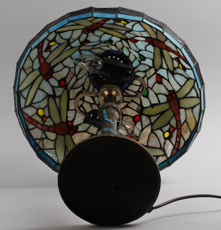 BORDSARMATUR. Tiffany-stil. Bla glas och metall. Dekor av sländor.