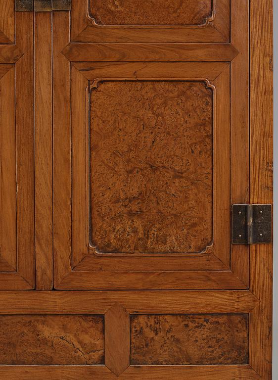 SKÅP, huanghuali fanerad, huamu och trä. Qingdynastin, 19th Century.