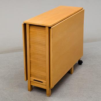 A gateleg table and 4 chairs, late 20th century.