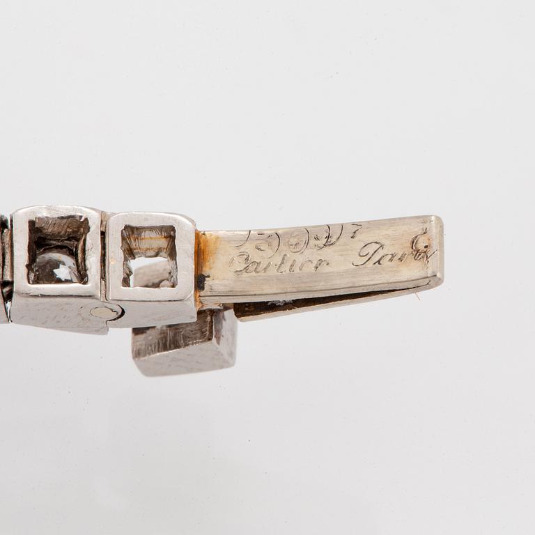 A Cartier necklace in platinum and 18K gold set with round brilliant-cut diamonds.