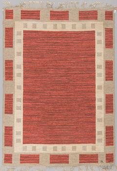A CARPET, flat weave, signed, MÅ (Margareta Åkerberg), around 239 x 168 cm.
