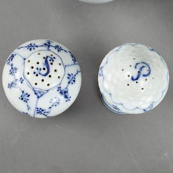 SERVIS, 96 delar, porslin, "Musselmalet", Royal Copenhagen, 1900-talets andra hälft.