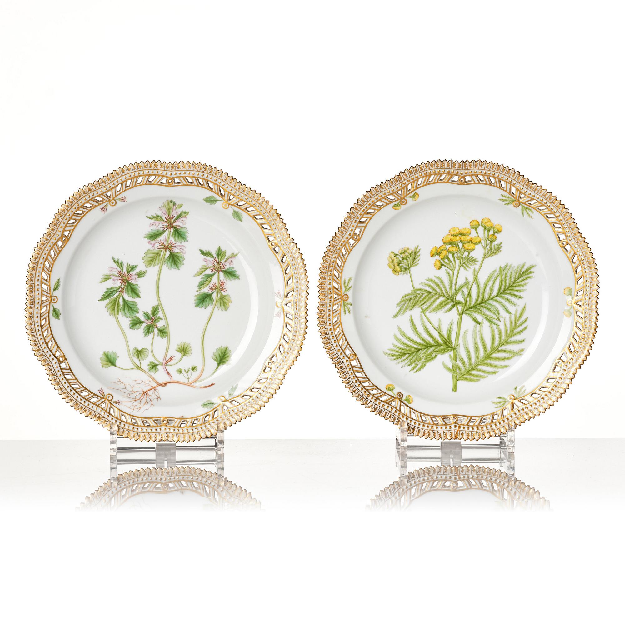 Tallrikar, 12 stycken, porslin. Royal Copenhagen, 'Flora Danica', Danmark, 1900-tal.