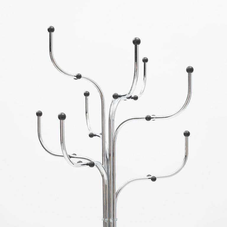 Sidse Werner, tamburmajor, "Coat Tree", Fritz Hansen, Danmark.