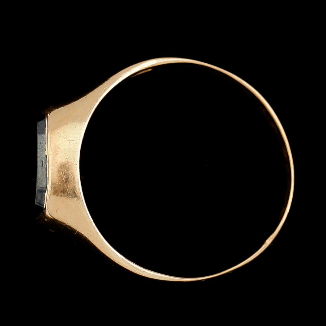KLACKRING, 18 k guld med svart sten. Total vikt ca 4,5 g.
