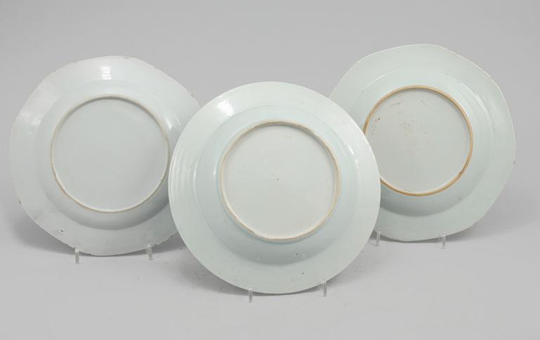 TALLRIKAR, 3 st, porslin, Kina, 1700-tal.