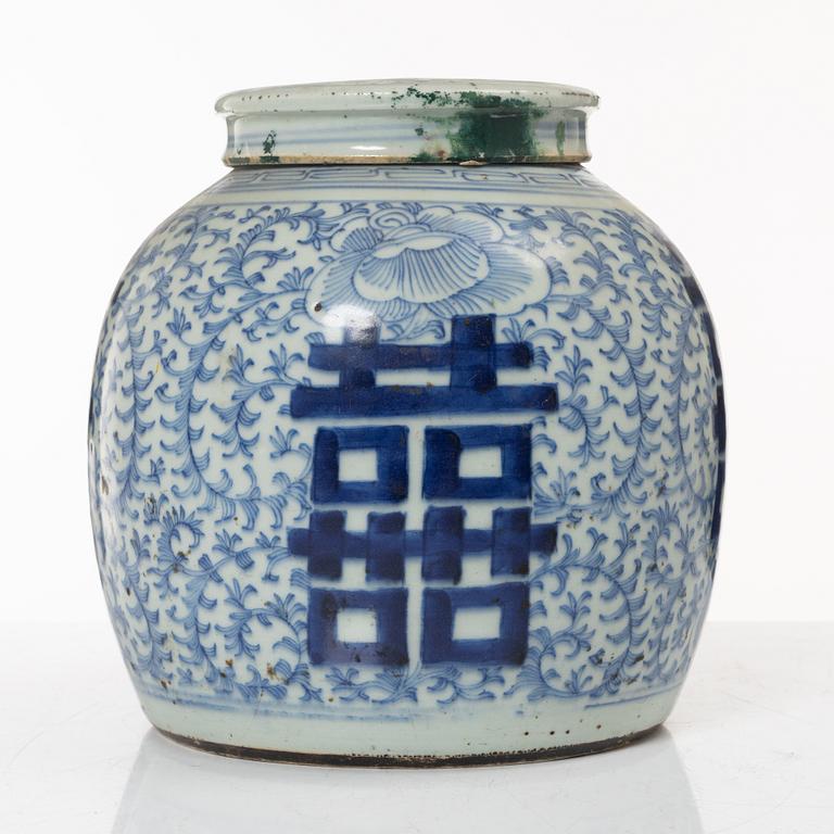 A Chinese blue and white porcelain jar with cover, Qing dynasty, 19th century.