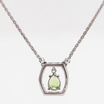 Halsband, 18K vitguld med droppformad peridot och diamanter totalt ca 0.44 ct.