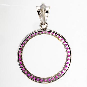 Brooch 14K whitegold with rubies, height approx 5,5 cm.