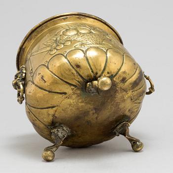 AN 18TH CENTURY BRASS FLOWER POT.