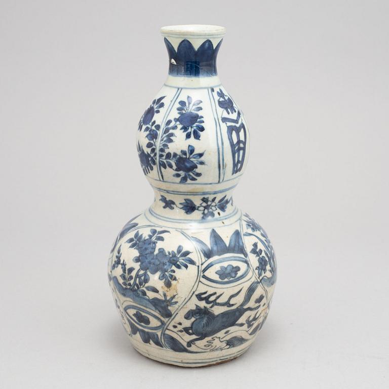 A blue and white kalebass shaped vase, Ming dynasty (1368-1644).