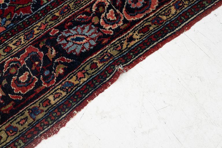 A Kashan rug, c. 208 x 138 cm.