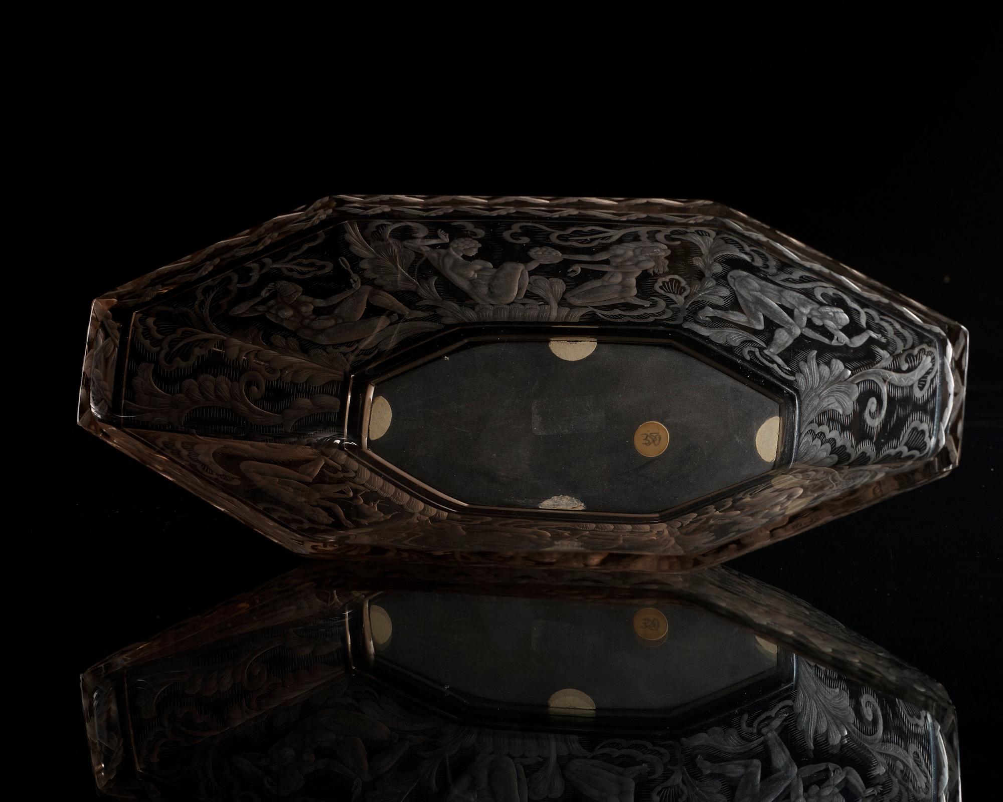 A Simon Gate 'Swedish Grace' engraved glass bowl "Paradise", Orrefors 1925.