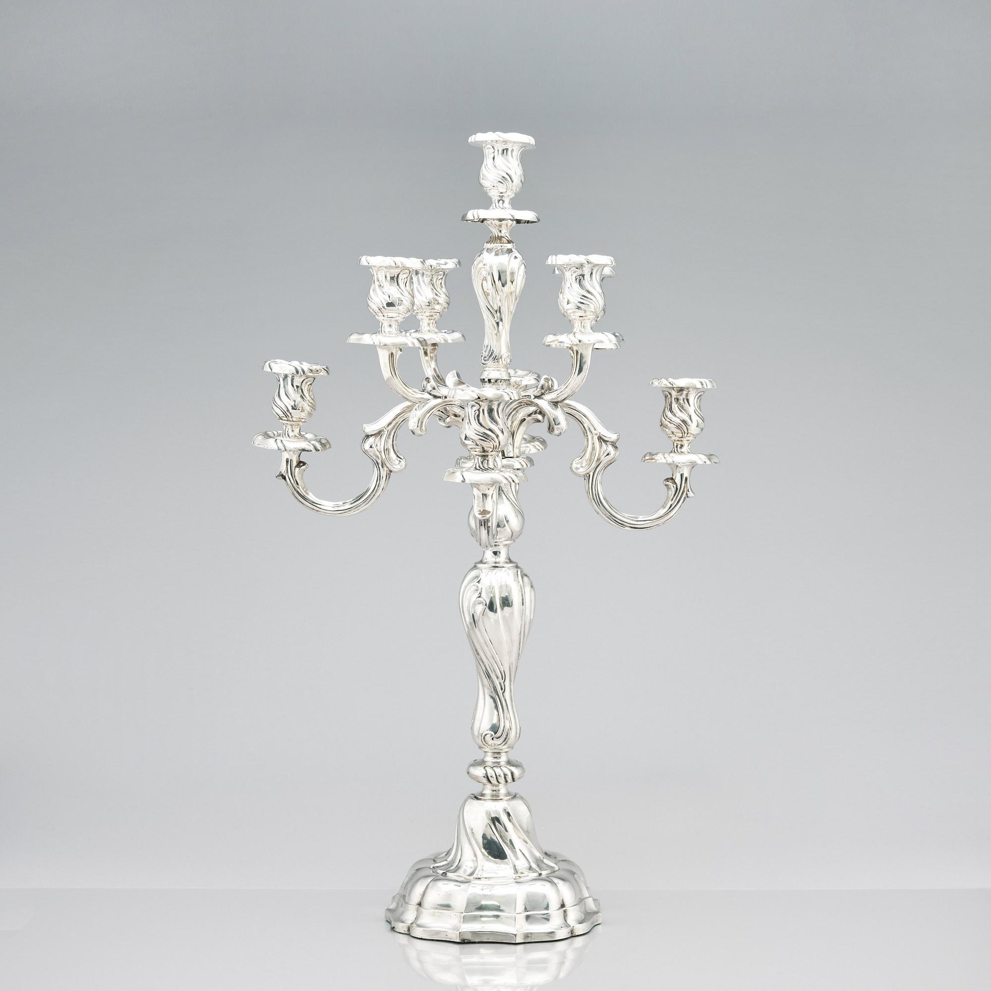 Hermann Julius Wilm, kandelabrar, silver 750, ett par, Louis XV-stil, Berlin, omkring år 1900.