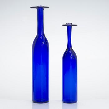 Oiva Toikka, two glass bottles, signed Oiva Toikka Nuutajärvi 168/2000 and 398/2000.