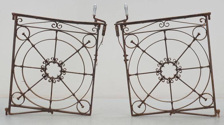 GRINDAR, ett par, smide, 1800/1900-tal.