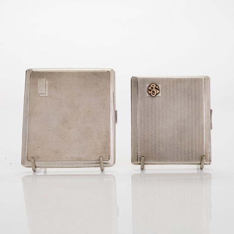 Cigarettetuier, 2 st, sterling silver, Birmingham, England 1932 och 1946.