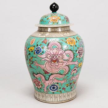 A CHINESE URN, porcelain, late 20th century.