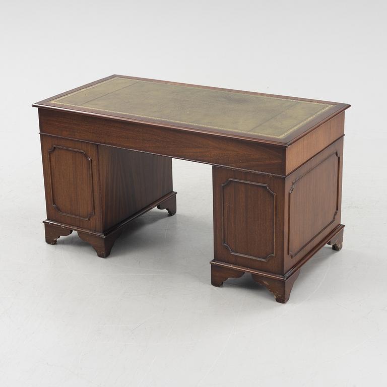 Skrivbord, engelskt, 1900-talets andra hälft.