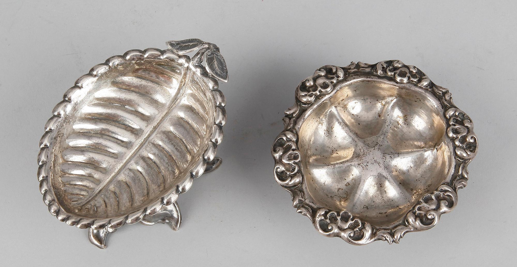 NÅLFAT, 2 st, silver, något otydliga stadsstämplar, båda troligen St Petersburg, 1800-talets mitt/andra hälft. Tot ca 150 gram.