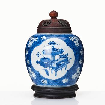 A blue and white jar, Qing dynasty, Kangxi (1662-1722).