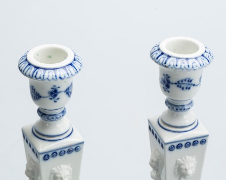 LJUSSTAKAR med lösa ljusmanschetter, ett par, porslin, "Musselmalet", Royal Copenhagen, 1900-tal.