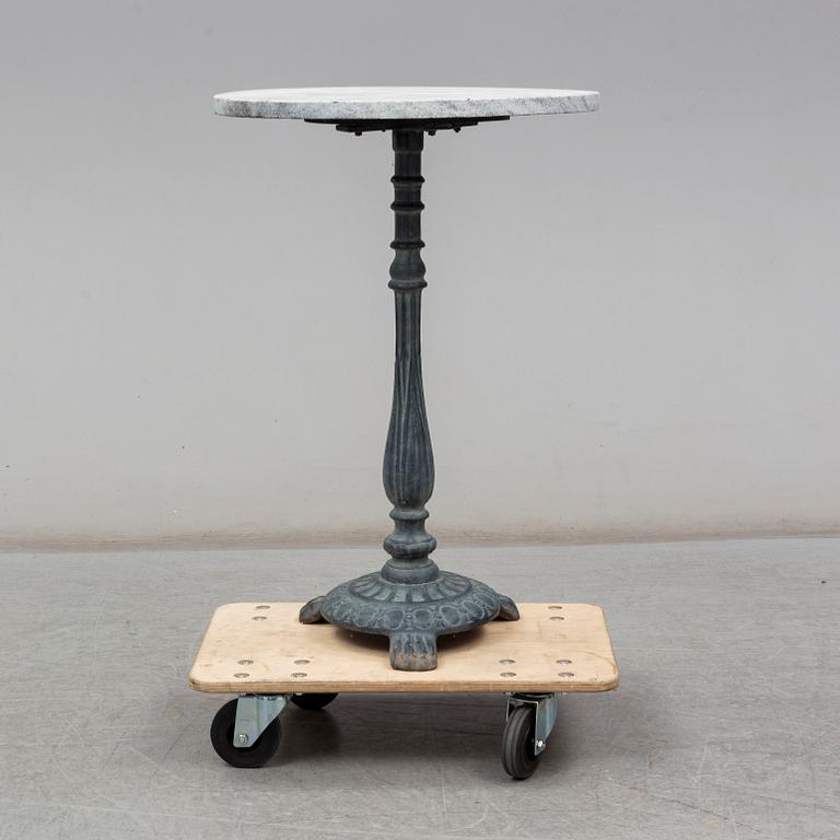 A cast iron garden table from around 1900.