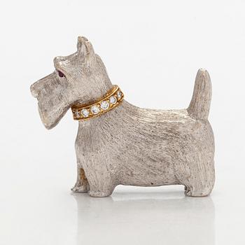 Brosch, 18K vitguld med granater och briljantslipade diamanter. BW&Co, London.