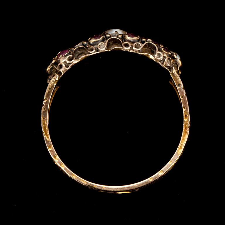 RING, 15 k guld, England, Birmingham 1905. Pärlor och granater, 2,2 g.