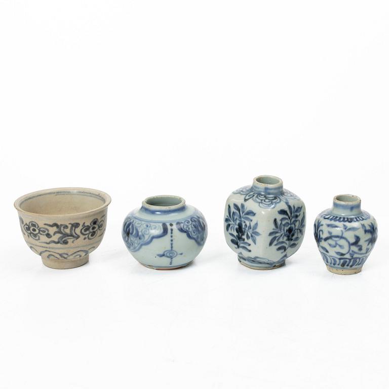 Vaser, tre stycken, askar med lock, fyra stycken samt skål, porslin, Kina, delvis Mingdynastin.