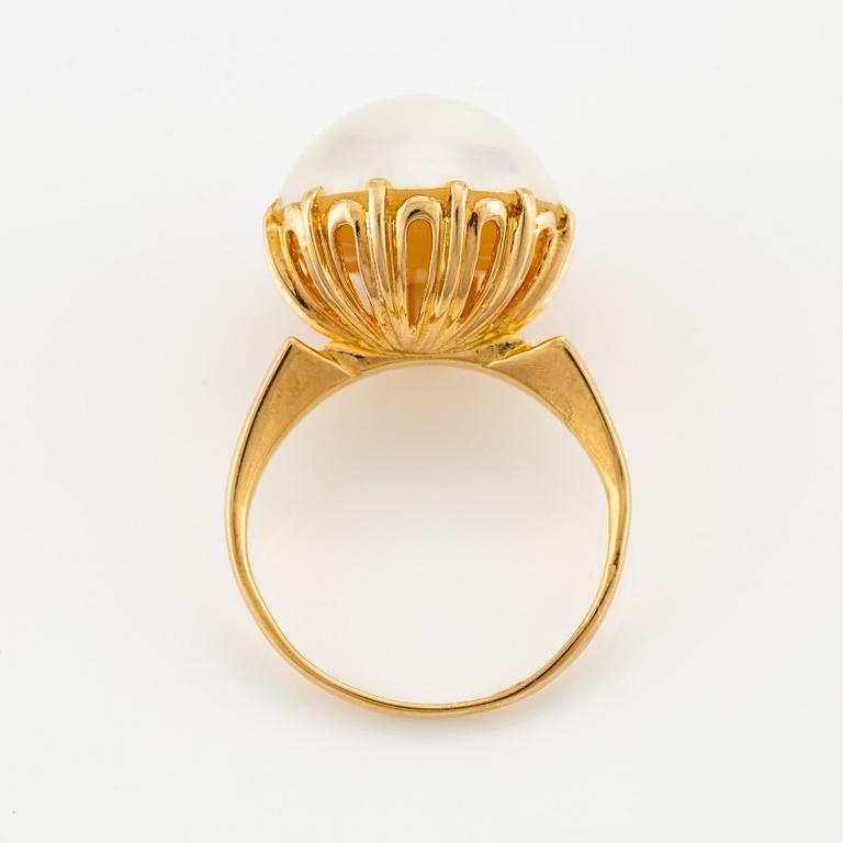 Collier samt ring, odlade pärlor, lås 18K guld.