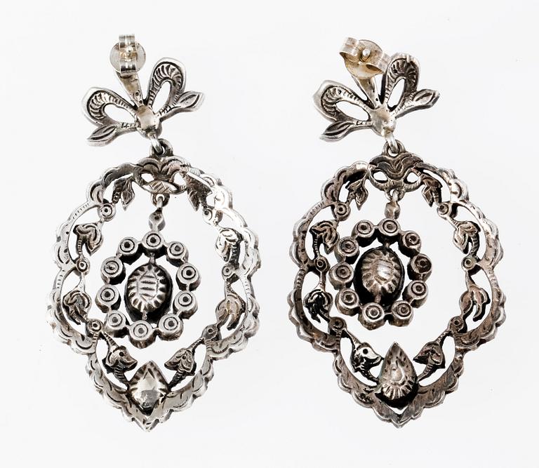 ÖRHÄNGEN, ett par, silver, paste, tidigt 1900-tal.