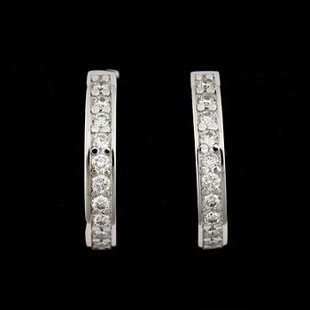 ÖRHÄNGEN, ett par, 14k vitguld med briljantslipade diamanter tot ca0,40ct. Vikt 5,3g.