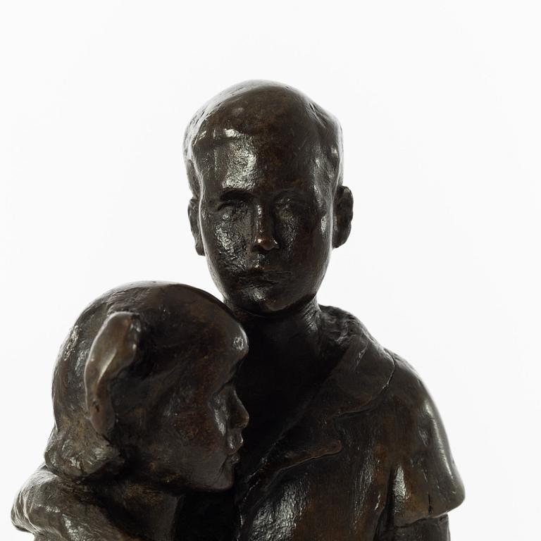 Gudmar Olovson, skulptur. Signerad. Numrerad. Gjutarstämpel. Brons, höjd 31 cm, längd 15 cm.