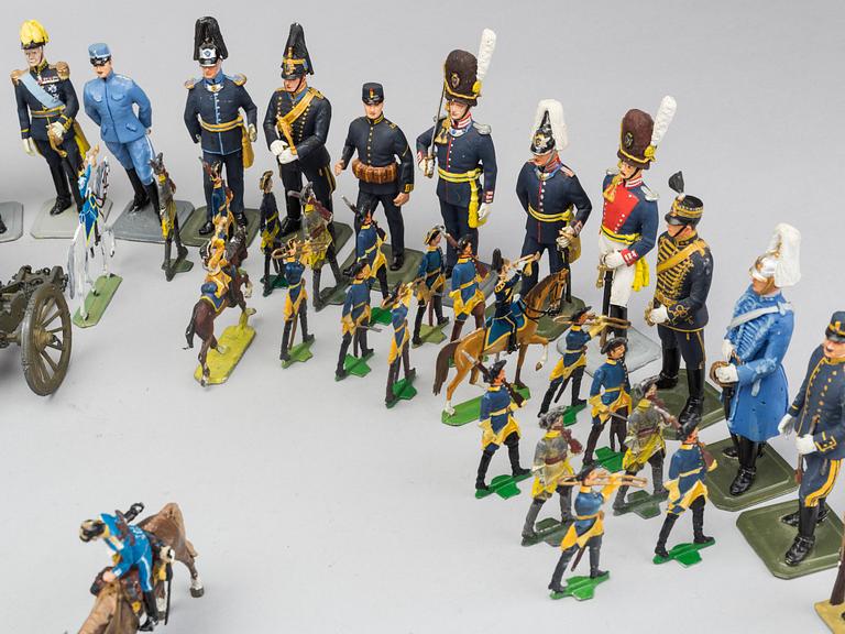 Tin soldiers, Sweden, app 150 pieces, first half of the 20th century and a viewing cabinet.