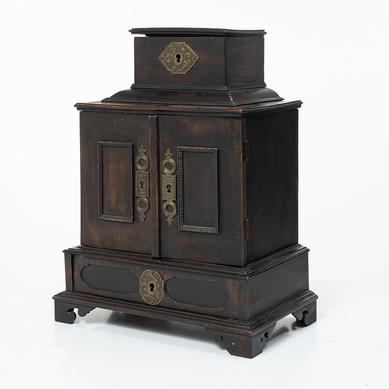 Kabinettskåp, barockstil, tidigt 1900-tal.