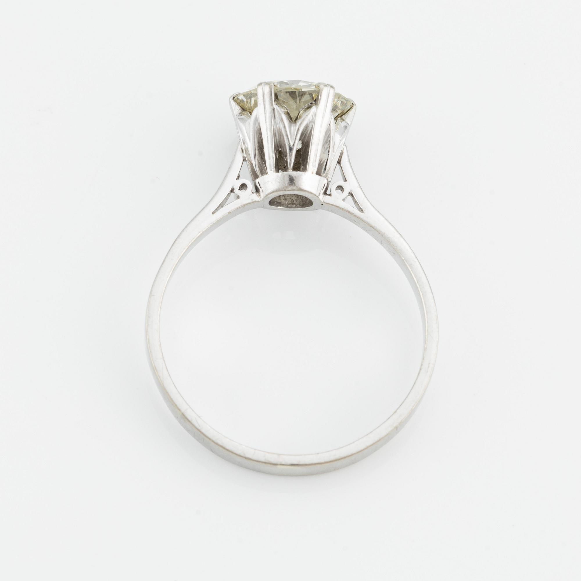 Ring in 18K white gold with brilliant-cut diamond.